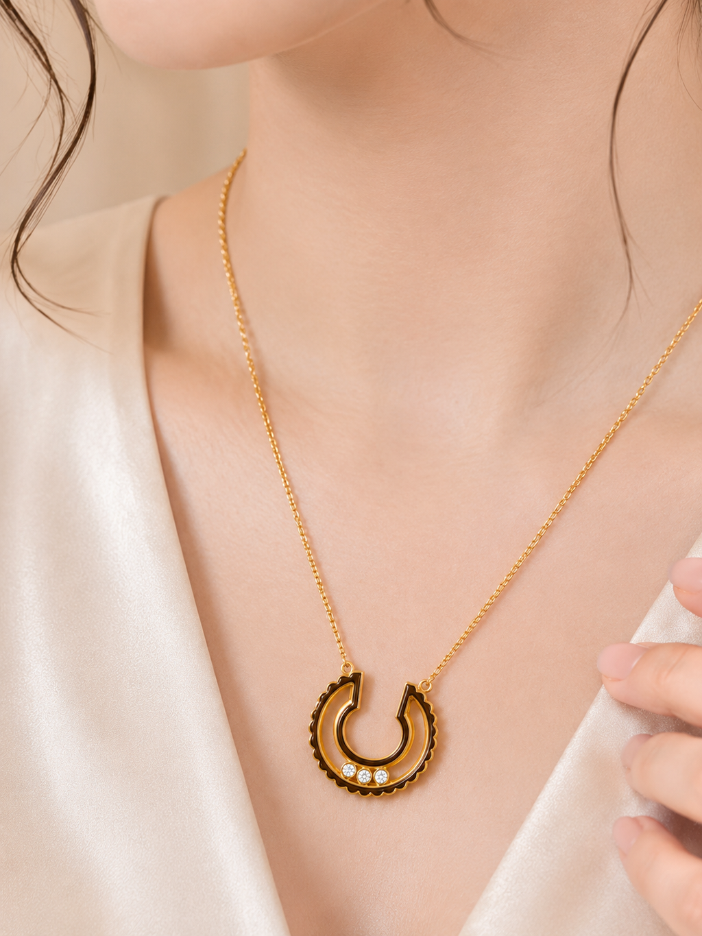 The Sienna Scalloped Horseshoe Pendant